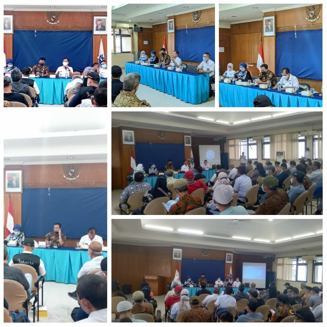 Menyanyikan lagu Mars BNN pada kegiatan Sosialisasi dan Rapat koordinasi tentang pemberdayaan masyarakat di kelurahan Manggarai Selatan Menyanyikan lagu Mars BNN pada kegiatan Sosialisasi dan Rapat koordinasi tentang pemberdayaan masyarakat di kelurahan Manggarai Selatan